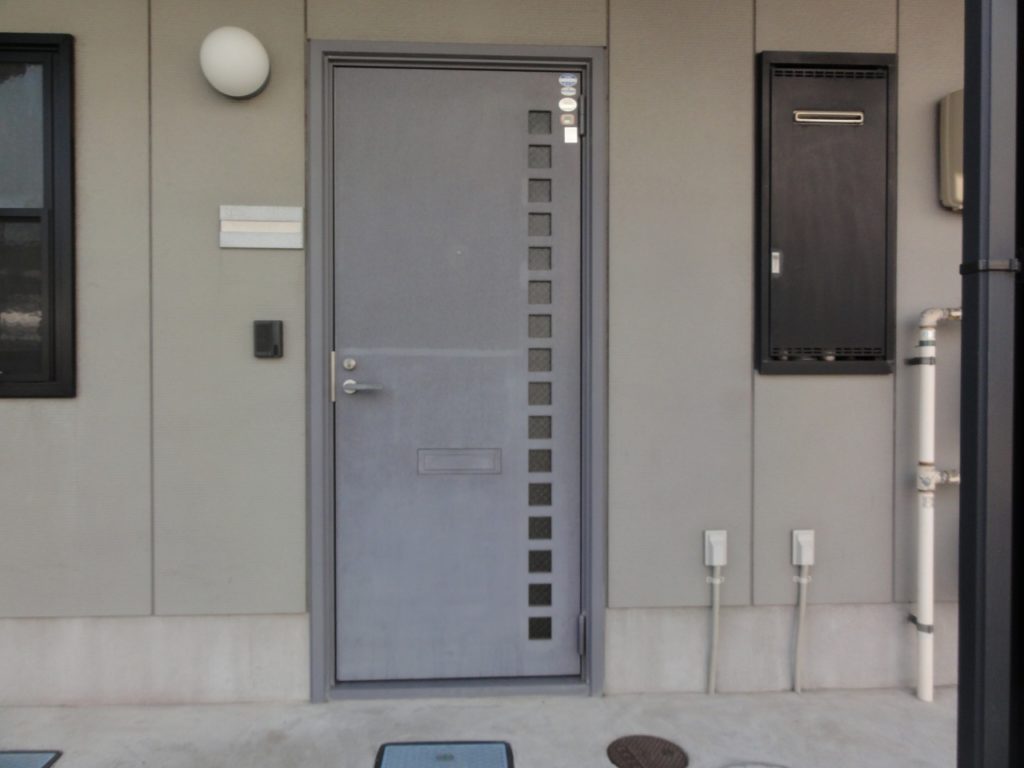 施工事例 仙台市内のアパート玄関ドアへリフォームフィルムを張ってリフォーム実施